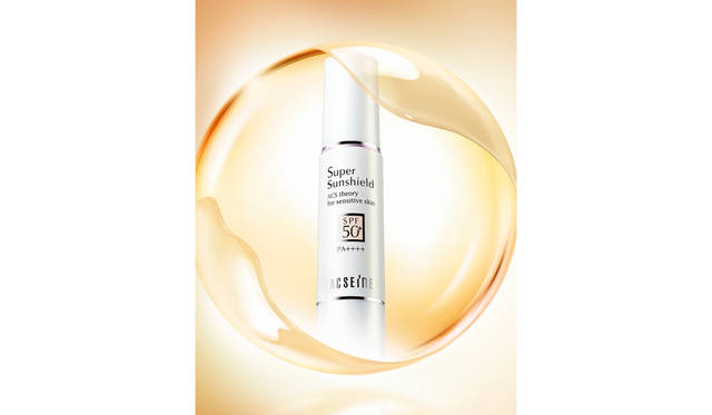 UV rays are the enemy of skin! While UV care is essential year-round, strong sunscreens can burden the skin. This product resolves that dilemma. It's a sunscreen primer that has passed ACSEINE's rigorous standards for gentleness, allowing skin to 'breathe.' It also excels at correcting skin tone and covering pores. Super Sunshield EX SPF50+・PA++++ 22g ¥4,320