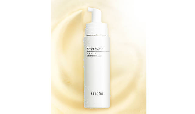 Hydrating dry skin is futile if it cannot absorb moisture. To enhance hydration, it's crucial to prepare the skin to be soft and receptive. Dryness, UV exposure, and other damage can cause excess dead skin cells to build up, blocking moisture absorption. Incorporate Reset Wash into your daily routine to gently remove these cells, ensuring your skin is ready to receive hydration. Reset Wash 200mL ¥3,240