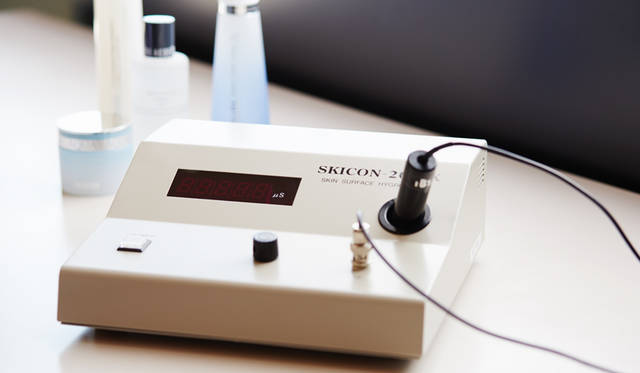 The equipment used in the seminar is the same as that used in the research lab, offering a level of precision and detail far beyond typical cosmetic counters. This is a rare opportunity for a truly in-depth skin analysis.
