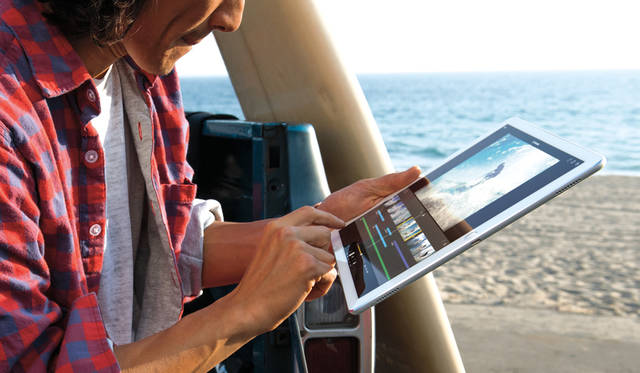 The 12.9-inch screen is easy to handle, reducing glare outdoors and allowing for smooth operation.