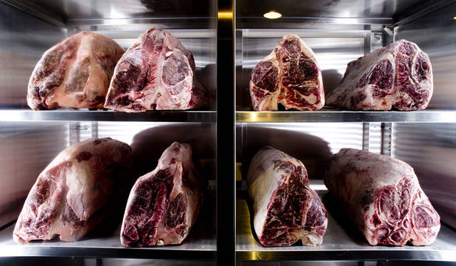 <strong>RUSTEAKS｜ラステイクス</strong><br />店内のショーケースでじっくりと熟成が進む肉