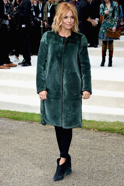 <strong>Sienna Miller｜シエナ・ミラー</strong><br /><br />バーバリー プローサムのショー会場・ロンドン