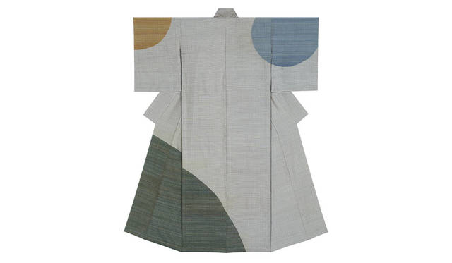 公募展「第62回 日本伝統工芸展」　日本工芸会保持者賞「紬織着物「仲秋」（つむぎおりきもの「ちゅうしゅう」）」〈染織〉村上良子
