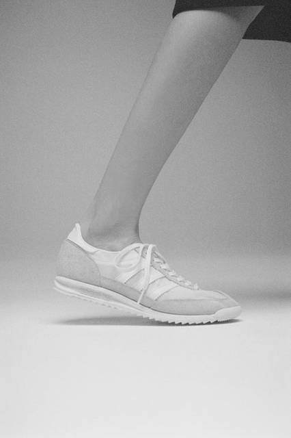 <strong>adidas Originals｜アディダス オリジナルス</strong><br />コラボレーションコレクション「adidas Originals by HYKE」　スカート2万520円、レギンス9720円、スニーカー 1万5120円