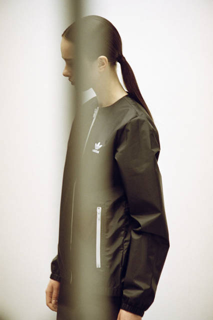<strong>adidas Originals｜アディダス オリジナルス</strong><br />コラボレーションコレクション「adidas Originals by HYKE」　3L ウインドトップ 2万9160円