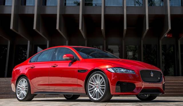 最高出力380ps、最大トルク450Nmを発揮する3.0リッターV6スーパーチャージド エンジン搭載のXF S