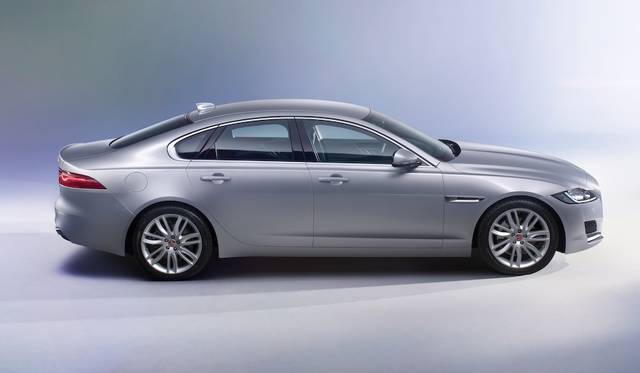 2.0リッター直4ターボエンジンを搭載するXF プレステージ。ガソリンエンジンでは最高主力240ps、最大トルク340Nmを発揮。ディーゼルモデルも設定され、こちらは最高出力180psと最大トルク430Nmを発生する