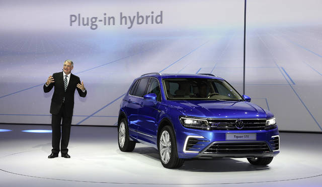 Dr. Heinz-Jakob Neusser of VW explains the plug-in hybrid Tiguan GTE concept