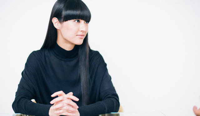 Kafka Shibuno, known for her signature straight black hair, chose black for this occasion, a color she favors for making her feel strong, and styled a head-to-toe look from the latest LMC collection. She is truly a cool beauty representing Asia.