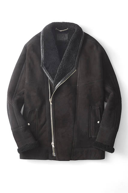An asymmetrical, rider's jacket-style mouton jacket, finished like a half-coat with its oversized silhouette. The sleeves are slim, but the dolman sleeves feature irregular paneling to create rounded shoulders. Mouton coat ¥313,200 (DIESEL BLACK GOLD)