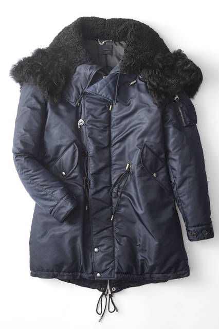 An N-3B style design with a wide-open collar featuring boa and abundant fur around the hood. Details are meticulously crafted, such as the leather used for the waist drawcord and the inside of the front flap. Generously padded for excellent cold-weather protection. Coat ¥214,920 (DIESEL BLACK GOLD)