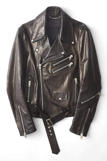 A rider's jacket with a striking wide front and a dramatically extended collar. Large metal hardware throughout adds an edgy vibe. The slim arms and boxy body silhouette are an interesting contrast. Rider's jacket ¥199,800 (DIESEL BLACK GOLD) *Left chest zip design is subject to change.