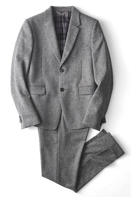 This season's collection offers a selection of classic tailoring pieces, a departure from the brand's typically casual aesthetic. The narrow lapels create a tight V-zone, reminiscent of vintage mods. The refined quality of the fine British fabric is also a key appeal. Jacket ¥105,840, Pants ¥50,760 (DIESEL BLACK GOLD)