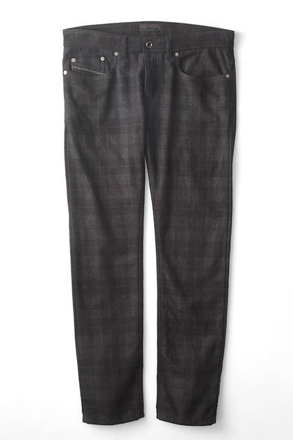 Five-pocket pants made from stretch cotton with a printed check pattern. They feature a very low rise and a skinny silhouette. In a subdued charcoal gray, they can be incorporated into various outfits without being overly conspicuous. Note the menswear-inspired pocket details. Pants ¥45,360 (DIESEL BLACK GOLD)