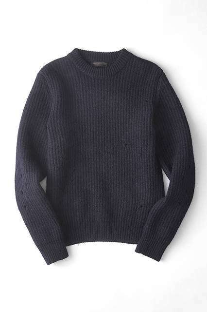 A punk-inspired wool knit with a wide ribbed neck and numerous perforations. The fabric is felted through processing, resulting in a dense finish. The silhouette is tight, suitable as outerwear now and as a layer when it gets colder. Knit ¥59,400 (DIESEL BLACK GOLD)