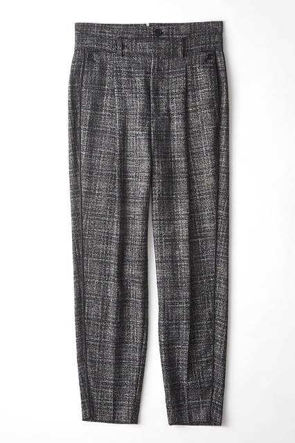 Tapered trousers with pleats, featuring a British-style gray check fabric that is a key proposal this season. The belt loops are positioned slightly lower to create a high-waisted effect. The balance between conservative and modern is exquisite. Pants ¥59,400 (DIESEL BLACK GOLD)