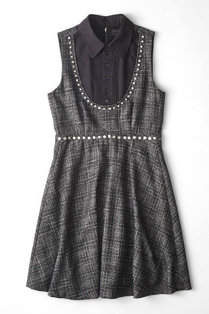 A mini dress tailored from the soft tweed check wool fabric prevalent this season. Flat metal studs are added as accents for a punk touch. Layered with a black pleated front shirt, the overall look is feminine. Dress ¥102,600 (DIESEL BLACK GOLD)