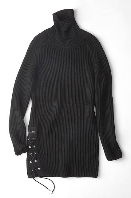 A smooth wool rib knit in a long length that can also be worn as a dress. The lace-up detail on the left hem adds impact whether worn as outerwear or innerwear. Ideal for layering with contrasting materials. Knit ¥70,200 (DIESEL BLACK GOLD)