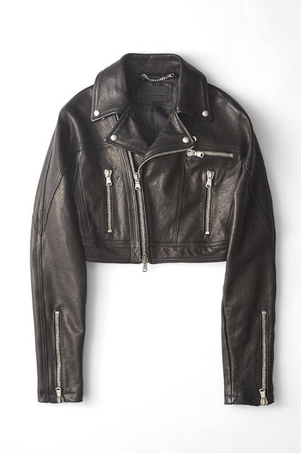 A cropped rider's jacket that evokes the New Wave of the 80s. It features rounded shoulders and numerous prominent zippers. The arms are very slim, and the overall fit is tight. Perfect for creative layering. Leather rider's jacket ¥167,400 (DIESEL BLACK GOLD)