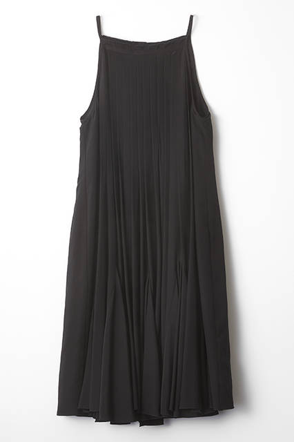 A simple little black dress with abundant pleats. Feminine and sexy on its own, it offers further possibilities through layering. The soft feel and quality of the silk rayon are characteristic of a collection brand. Dress ¥126,360 (DIESEL BLACK GOLD)