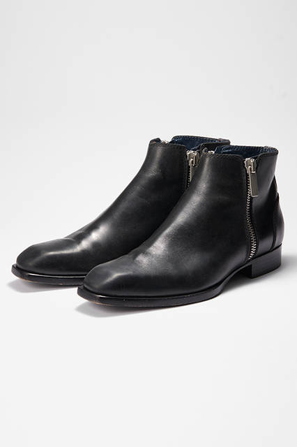 Smart and elegant side-zip boots with a distinctive chisel toe. A solid zipper pull adds a touch of punk. Despite the dressy leather sole, the navy leather lining reveals a playful touch. Boots ¥97,200 (DIESEL BLACK GOLD)