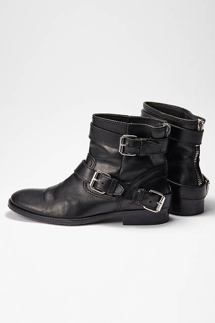 Short boots with a back zip for easy wear. The strap, inspired by biker boot designs from the punk era, is a standout feature. The key is to pair these edgy accessories with feminine outfits. ¥78,840 (DIESEL BLACK GOLD)