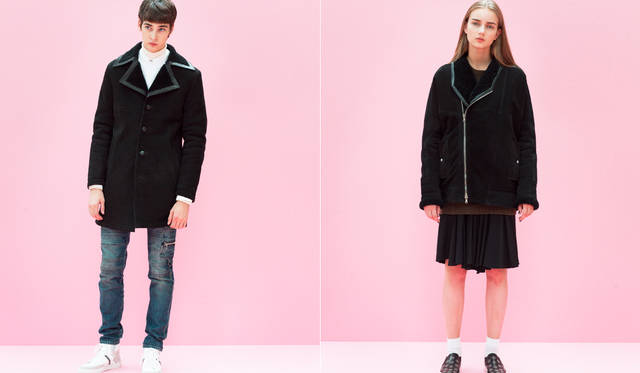 <Left photo> A combination of a ranch jacket made of neatly trimmed shearling and jeans with multiple panels from the knee to the thigh. The contrast between the season's popular oversized tops and skinny bottoms is fresh. "The oversized silhouette makes it look like a half-coat, which is interesting. I combined different white materials and created an accent at the neckline," says Mr. Maruyama. <br>Shearling coat ¥363,960, sweatshirt ¥35,640, shirt ¥43,200, jeans ¥72,360, sneakers ¥72,360, turtleneck (stylist's own) (all DIESEL BLACK GOLD) <br><Right photo> The shearling jacket is designed in this season's popular oversized silhouette. Although originally a jacket length, it has the appearance of a half-coat. The double-breasted front with a shawl collar that opens and closes with a zip is also unique. The sleeve attachment is like a modified raglan, with rounded shoulders. "Exposing too much skin can be too sexy, so I deliberately added men's knitwear," says Mr. Maruyama. <br>Shearling jacket ¥313,200, dress ¥126,360, knit ¥43,200 *Men's item, sneakers ¥59,400, socks (stylist's own) (all DIESEL BLACK GOLD)