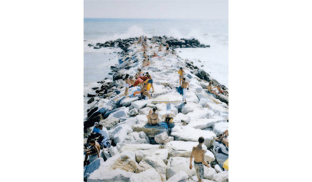 Massimo Vitali, "#2232, Waves of Madīmah," 2005 / 220 x 180 cm / C-print© VG Bild-Kunst, Bonn 2015 / Deutsche Bank Collection