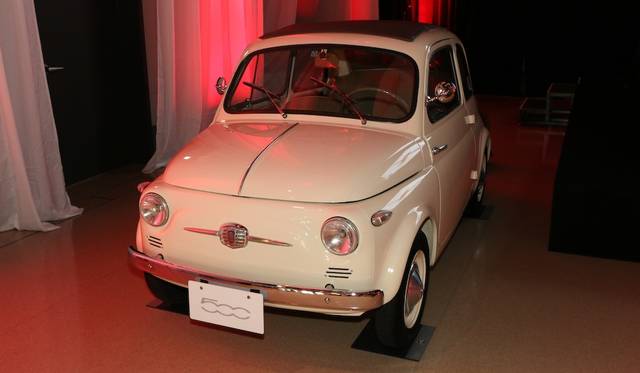 The previous generation 500 (Nuova Cinquecento), which served as the design motif, was also displayed at the venue.