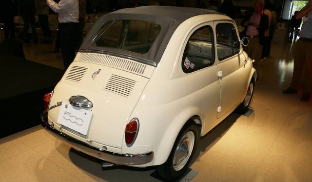 The previous generation 500 (Nuova Cinquecento), which served as the design motif, was also displayed at the venue.