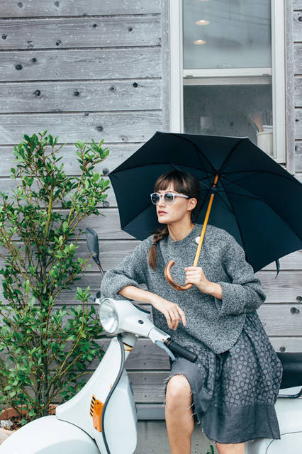 "Bon Bon Store Umbrellas 2015" | "Gray," which can be as chic as an autumn sky, pairs well with any color. Bon Bon Store's style is to wear color subtly with accessories like sunglasses for a gradient coordinate.
