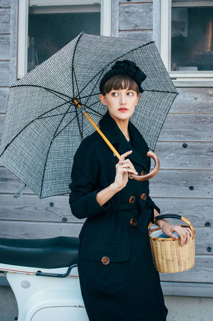 "Bon Bon Store Umbrellas 2015" | "Black and White Check" with a gentle contrast from the small pattern. Buttoned up, the coat creates a ladylike impression.
