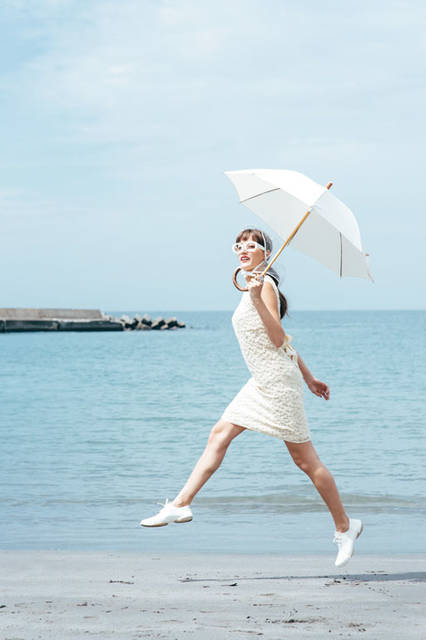 "Bon Bon Store Umbrellas 2015" | "White! In winter, white!" "White" is a color that harmonizes everything. For a coordinated look, try a white gradation with different textures.