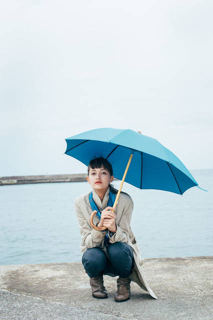 "Bon Bon Store Umbrellas 2015" | "Blue," evoking the sea, sky, and earth. We want to incorporate it in winter, following summer. When worn with a coat with the collar turned up and a scarf tied neatly, it looks so wonderful.