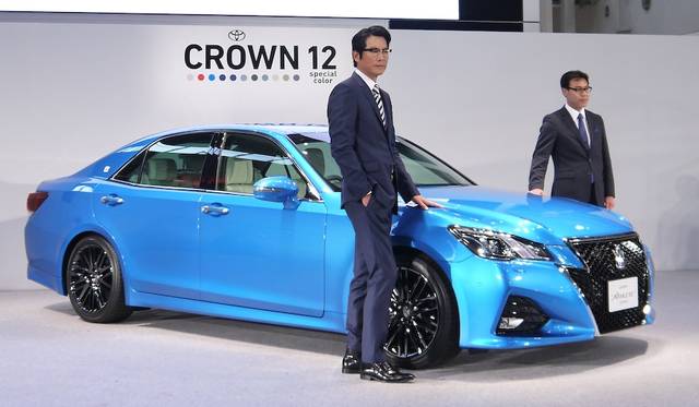 左は新型クラウンのCMに出演する豊川悦司氏、右がクラウン開発担当の秋山晃チーフエンジニア