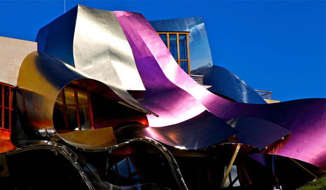 Special Exhibition "Architect Frank Gehry: I Have an Idea" | "Realization of Ideas" - Use of colored titanium by a Japanese company. Photo: Marqués de Riscal