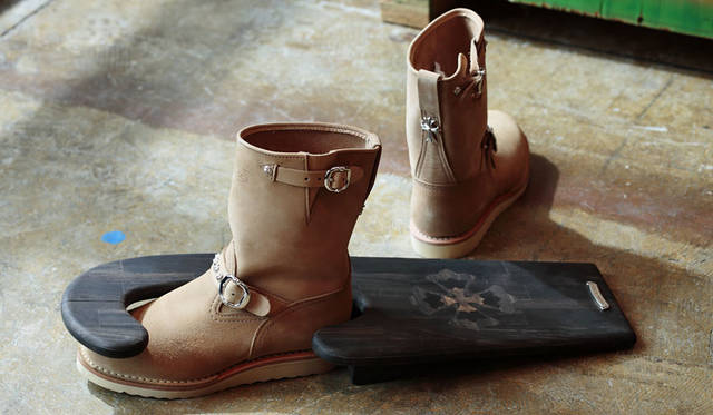 <strong>CHROME HEARTS</strong><br />"CHROME HEARTS x WESCO BOOTS Custom Order Show" Boot Jack: ¥1,040,040, Reference order price for boots: ¥594,000 (example shown)