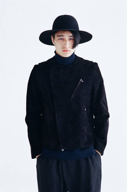 <strong>URU｜ウル</strong><br /><strong>2015-16年 秋冬コレクション</strong>　アウター15万1200円、ニット3万240円、パンツ2万1600円、ハット2万5920円