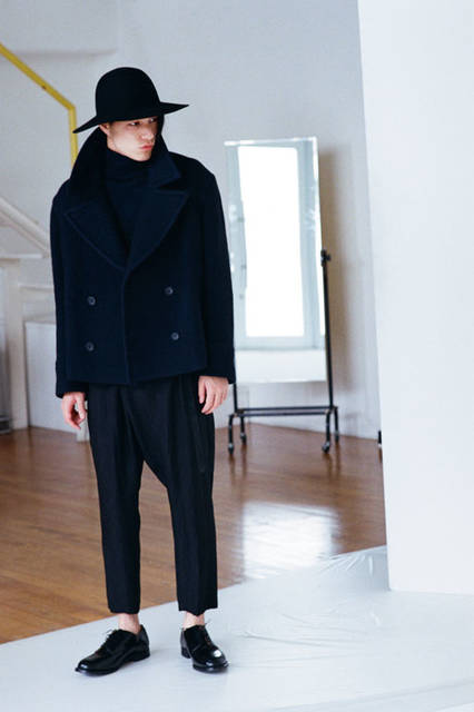 <strong>URU｜ウル</strong><br /><strong>2015-16年 秋冬コレクション</strong>　アウター7万3440円、ニット3万240円、パンツ2万1600円、ハット2万5920円