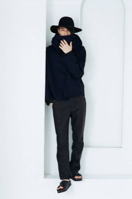 <strong>URU｜ウル</strong><br /><strong>2015-16年 秋冬コレクション</strong>　シャツ2万2680円、パンツ9万7200円、ハット2万5920円、ストール1万9440円