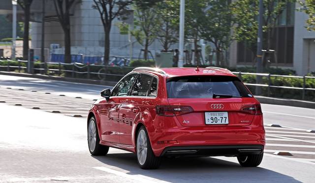 Fuel economy in JC08 mode is 23.3km/ℓ. Furthermore, a full charge allows for 52.8km of travel on electric power alone.