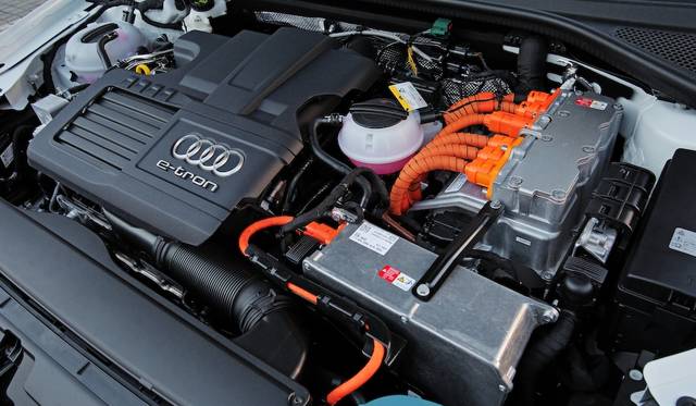 The 1.4 TFSI gasoline engine produces a maximum output of 110 kW (150 ps) and a maximum torque of 250 Nm (25.5 kgm). This is combined with a motor that delivers 80 kW (109 ps) and 330 Nm (33.7 kgm), reaching a system total maximum output of 150 kW (204 ps) and a maximum torque of 350 Nm.