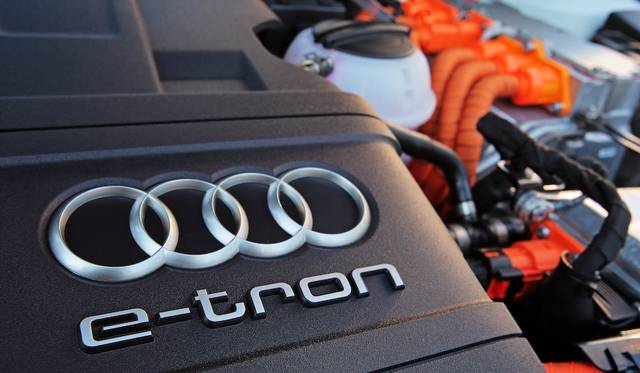 The 1.4 TFSI gasoline engine produces a maximum output of 110 kW (150 ps) and a maximum torque of 250 Nm (25.5 kgm). This is combined with a motor that delivers 80 kW (109 ps) and 330 Nm (33.7 kgm), reaching a system total maximum output of 150 kW (204 ps) and a maximum torque of 350 Nm.
