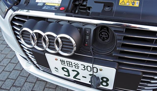 The charging port is revealed by sliding the Audi logo on the front. The socket is Japanese specification, so it can be used with many existing charging facilities.