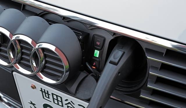 The charging port is revealed by sliding the Audi logo on the front. The socket is Japanese specification, so it can be used with many existing charging facilities.