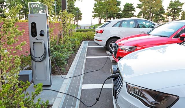 The charging port is revealed by sliding the Audi logo on the front. The socket is Japanese specification, so it can be used with many existing charging facilities.