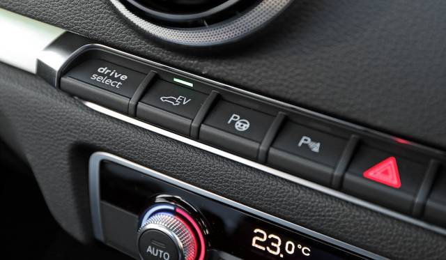 The modes "Hybrid Auto," "Hybrid Hold," "Hybrid Charge," and "EV" can be switched with buttons.