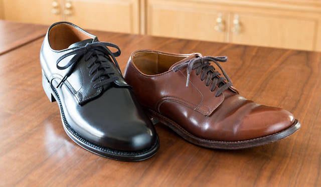 <strong>LAKOTA｜ラコタ</strong><br />「Alden（オールデン）」ミリタリープレーントゥ　右のハンターブラウンは2003年から履いているもの