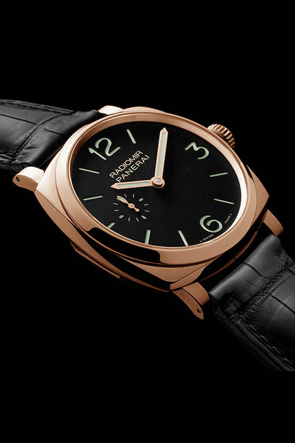 <strong>ラジオミール 1940 スリーデイズ オロロッソ-42mm</strong><br />ケース｜18Kレッドゴールド<br />直径｜42mm<br />ムーブメント｜手巻き（Cal.P.1000）<br />振動数｜2万8800振動／時<br />パワーリザーブ｜約72時間<br />防水｜5気圧<br />機能｜秒針ゼロリセット機構