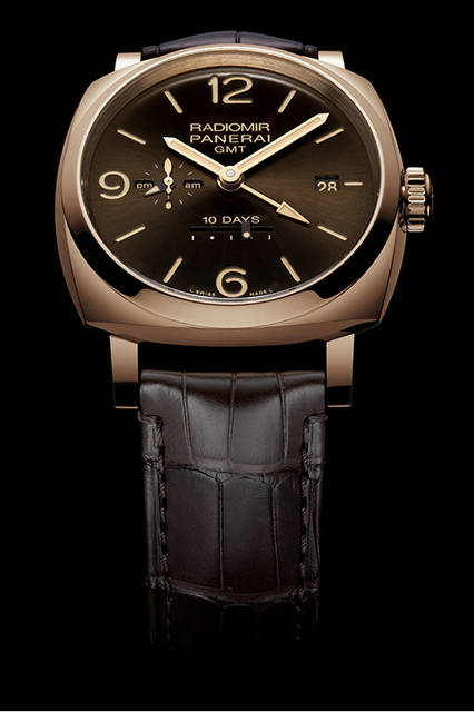 <strong>ラジオミール 1940テンデイズ GMT オートマティック オロロッソ-45mm</strong><br />ケース｜レッドゴールド<br />直径｜45mm<br />ムーブメント｜自動巻き（Cal.P.2003/10）<br />振動数｜2万8800振動／時<br />パワーリザーブ｜約240時間（約10日間）<br />防水｜5気圧<br />機能｜ロングパワーリザーブ、昼夜表示付きGMT機構、秒針ゼロリセット機構<br />発売時期｜2015年冬予定